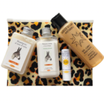 Il kit perfetto per il mare: shampoo e balsamo al latte d’asina da 100 ml, stick solare SPF 50+ e gel corpo illuminante. Formato viaggio, ideale per vacanze e weekend.